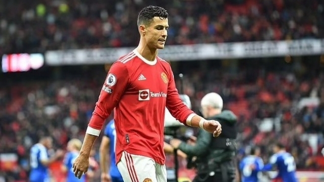 Giữa tin đồn 'nổi loạn' trên sân tập của MU, Ronaldo lại gặp rắc rối với phán quyết từ tòa án BĐN