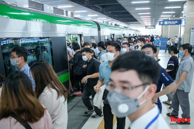 Lãnh đạo Metro Hanoi nói gì về việc dòng người chen chúc đi tàu Cát Linh - Hà Đông?