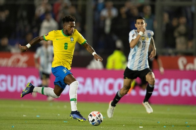 Argentina hòa nhạt Brazil trong trận đấu nhuốm màu bạo lực