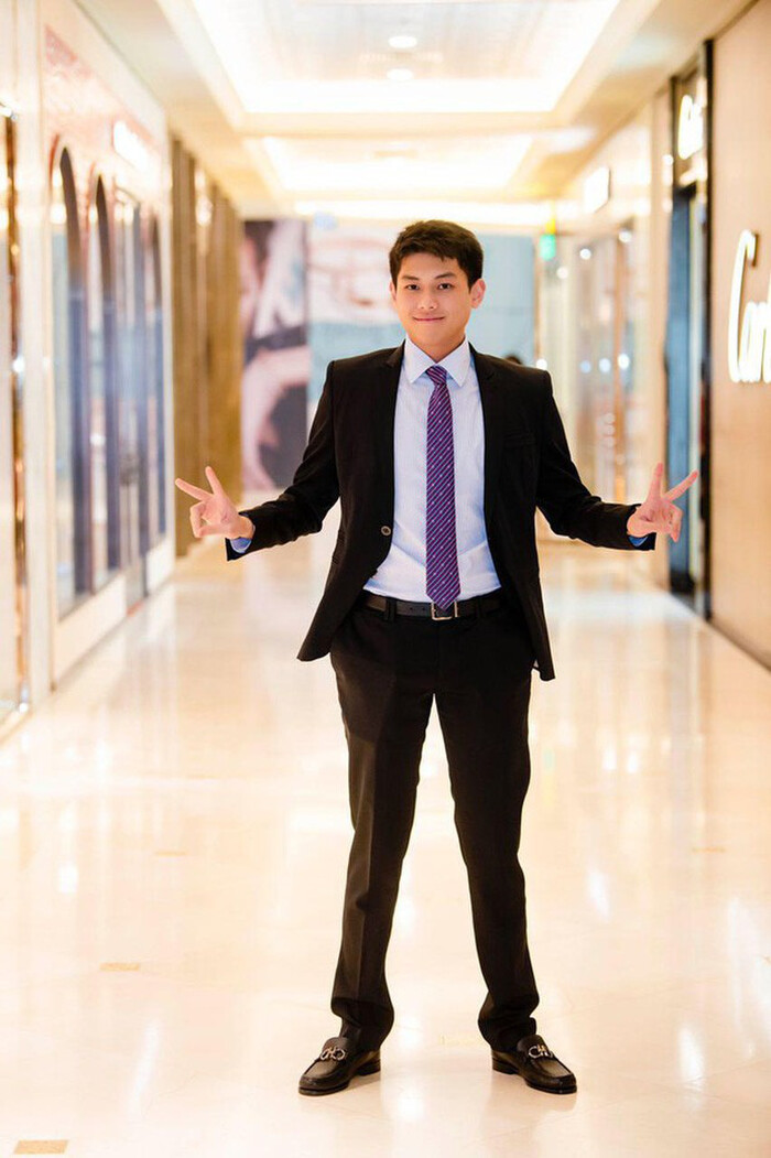 Thiếu gia út nhà tỷ phú Johnathan Hạnh Nguyễn đã có bạn gái mới?