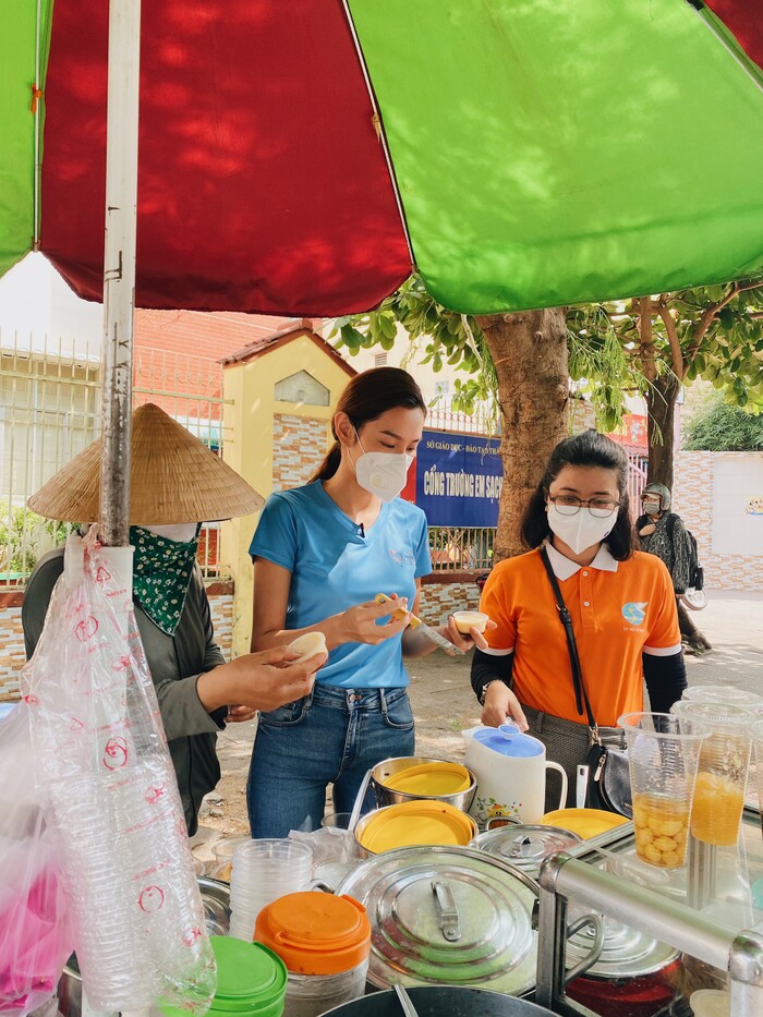 Th&ugrave;y Ti&ecirc;n giản dị đi l&agrave;m từ thiện, c&oacute; h&agrave;nh động đẹp khiến cư d&acirc;n mạng kh&ocirc;ng khỏi xu&yacute;t xoa Ảnh 3