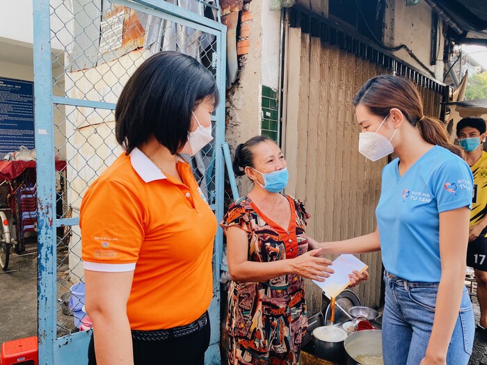 Th&ugrave;y Ti&ecirc;n giản dị đi l&agrave;m từ thiện, c&oacute; h&agrave;nh động đẹp khiến cư d&acirc;n mạng kh&ocirc;ng khỏi xu&yacute;t xoa Ảnh 2