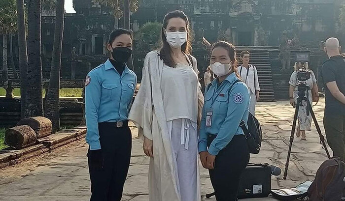 Angelina Jolie bất ngờ xuất hiện tại Campuchia cùng con gái ruột