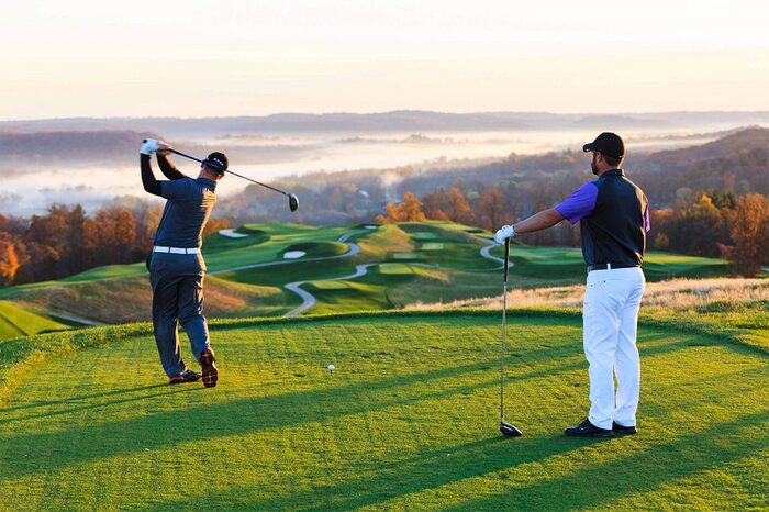 Vì sao các đại gia, người nổi tiếng thường thích chơi golf, chơi trò này có lợi ích gì cho sức khoẻ?
