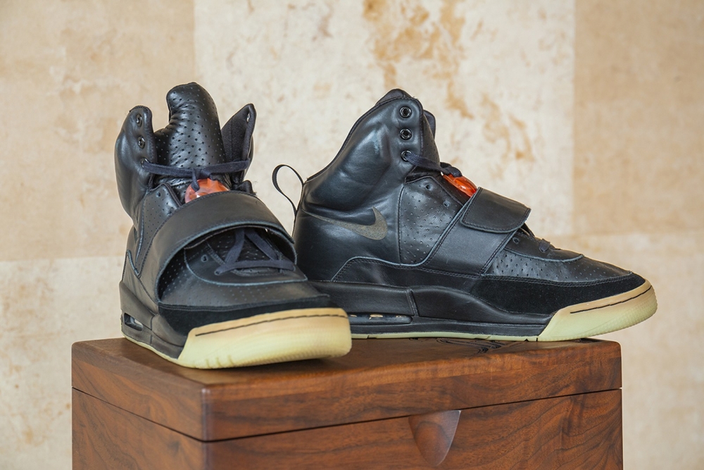 Giày Nike x Kanye West có thể được đấu giá ở mức 1 triệu USD