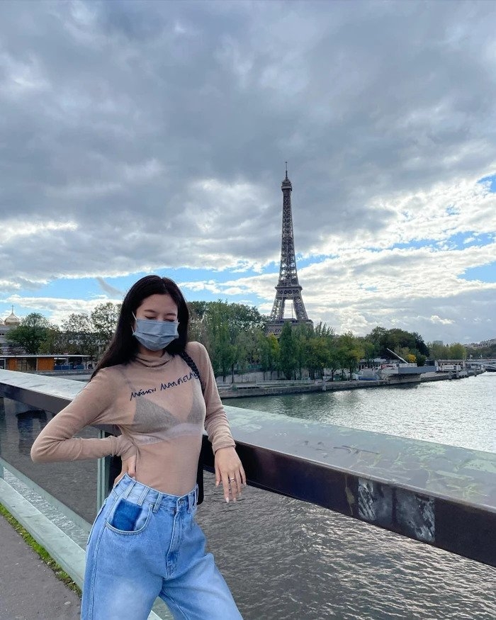 Jennie Black Pink mặc áo xuyên thấu chất lừ, tạo dáng trước tháp Eiffel