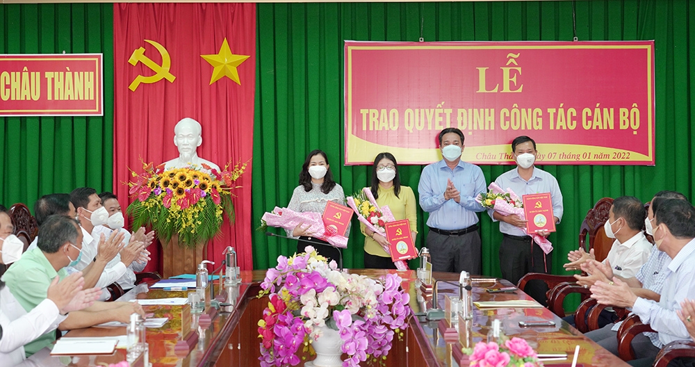 An Giang: Huyện ủy Châu Thành trao quyết định công tác cán bộ