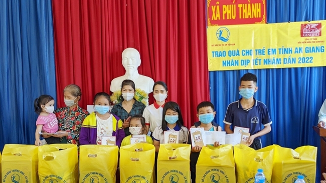 An Giang: Quỹ Bảo trợ trẻ em Việt Nam tặng quà Tết cho trẻ mồ côi tại Phú Tân