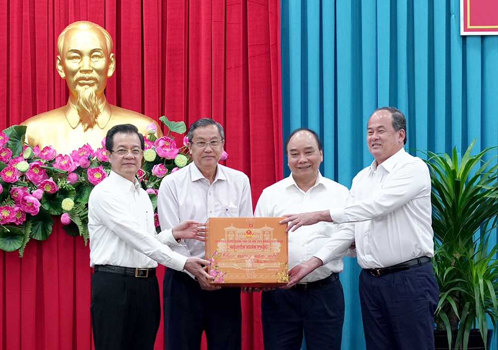 Chủ tịch nước Nguyễn Xuân Phúc họp mặt với lãnh đạo và nguyên lãnh đạo tỉnh An Giang qua các thời kỳ