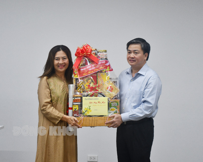 Bí thư Tỉnh ủy Lê Đức Thọ trao quà cho Công ty TNHH May mặc Alliane One .