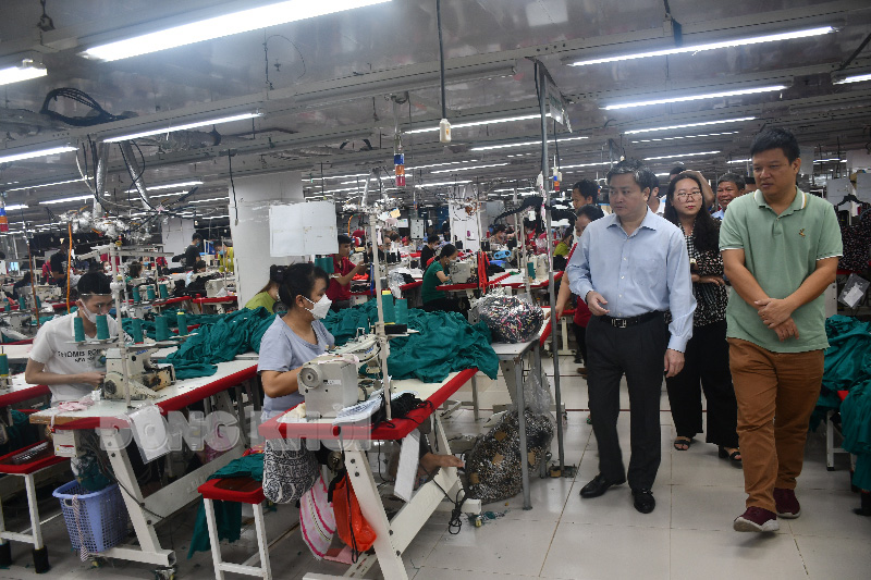 Bí thư Tỉnh ủy Lê Đức Thọ tìm hiểu qui trình sản xuất của công nhân tại Công ty cổ phần thương mại may Việt Thành