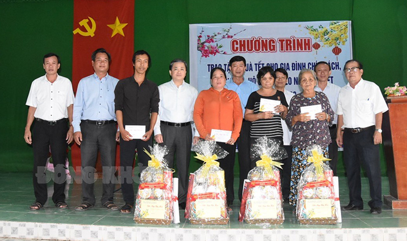 Ủy viên Trung ương Đảng - Bí thư Tỉnh ủy thăm và tặng quà hộ gia đình chính sách xã Mỹ An, huyện Thạnh Phú.