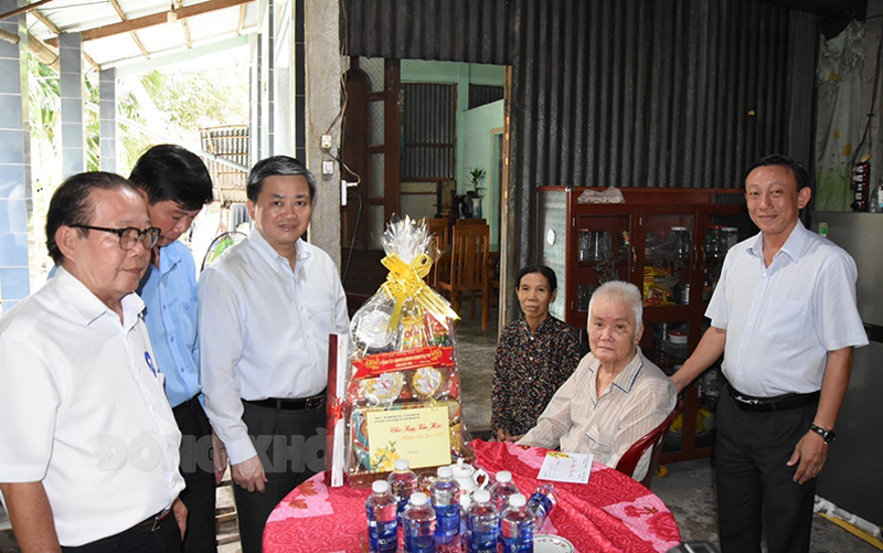 Ủy viên Trung ương Đảng - Bí thư Tỉnh ủy Lê Đức Thọ đến thăm hộ ông Phạm Văn Để, xã Tân Phong.