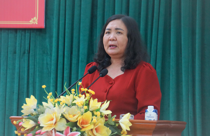 Phó bí thư Thường trực Tỉnh ủy - Chủ tịch HĐND tỉnh Hồ Thị Hoàng Yến trao đổi tại hội nghị.