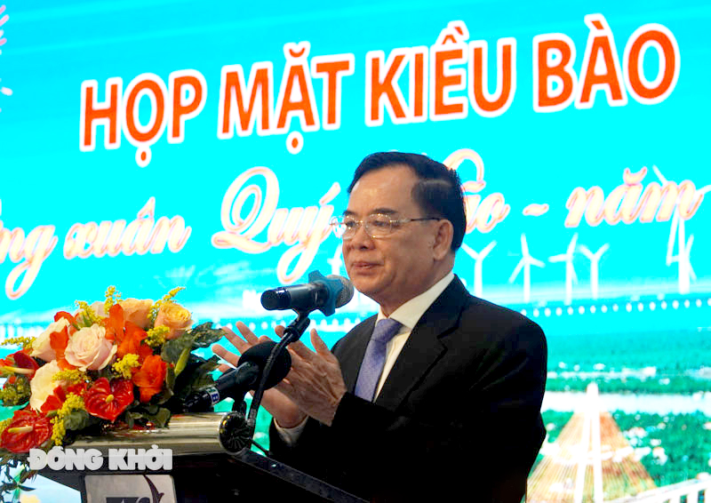 Chủ tịch UBND tỉnh Trần Ngọc Tam phát biểu chào mừng tại buổi họp mặt