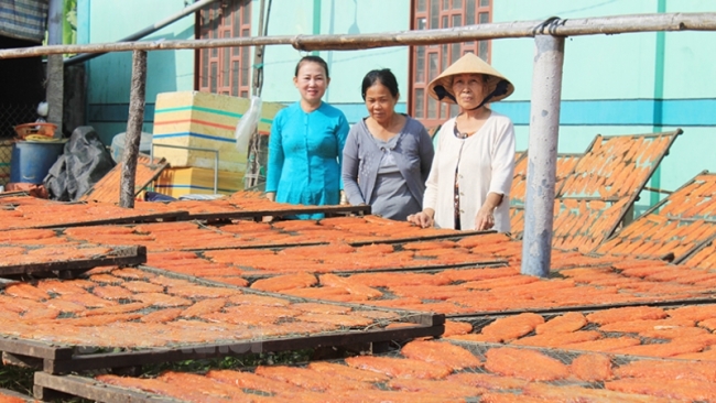 Bến Tre: Hội viên phụ nữ xã Tân Thủy sản xuất, chế biến cá khô đảm bảo môi trường