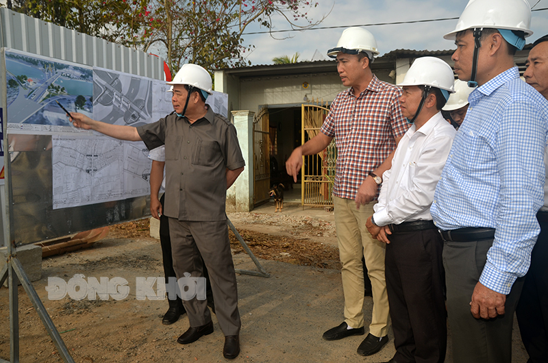 Chủ tịch UBND tỉnh Trần Ngọc Tam khảo sát cống Cái Hàn và thăm làng hoa kiểng huyện Chợ Lách