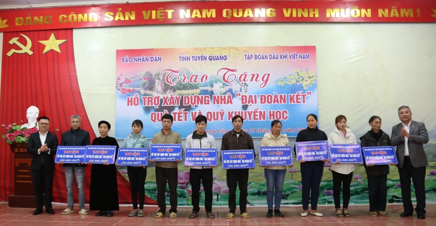 Petrovietnam trao tặng 500 triệu đồng cho quỹ Tết vì người nghèo tỉnh Tuyên Quang
