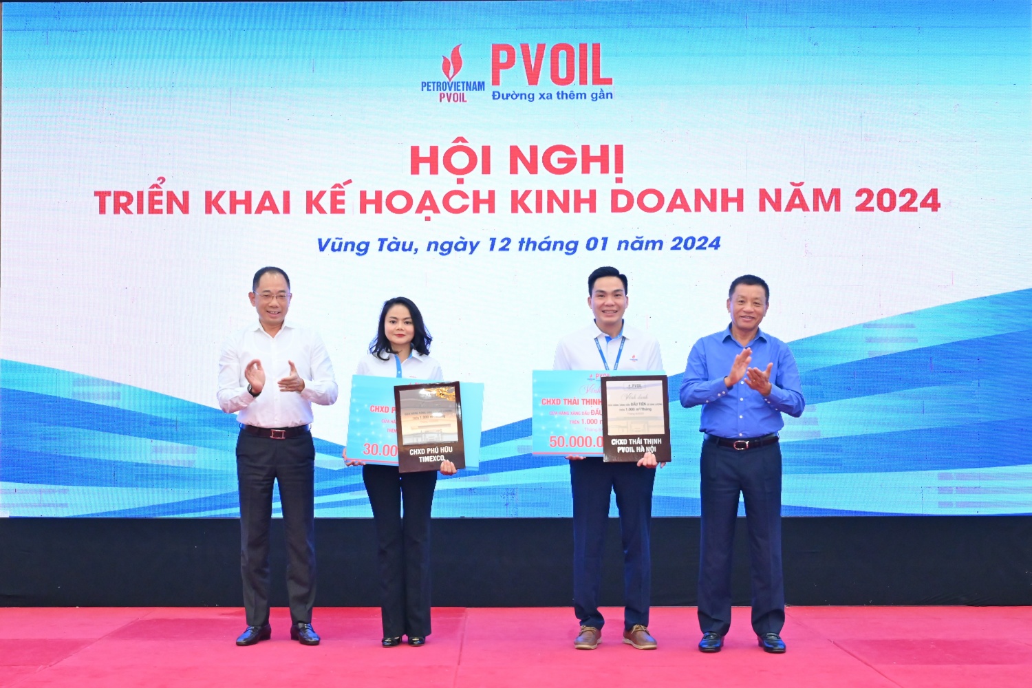 Lãnh đạo PVOIL trao khen thưởng cho 02 CHXD có sản lượng bán lẻ cao nhất trong hệ thống và duy trì mức trên 1.000m3/tháng