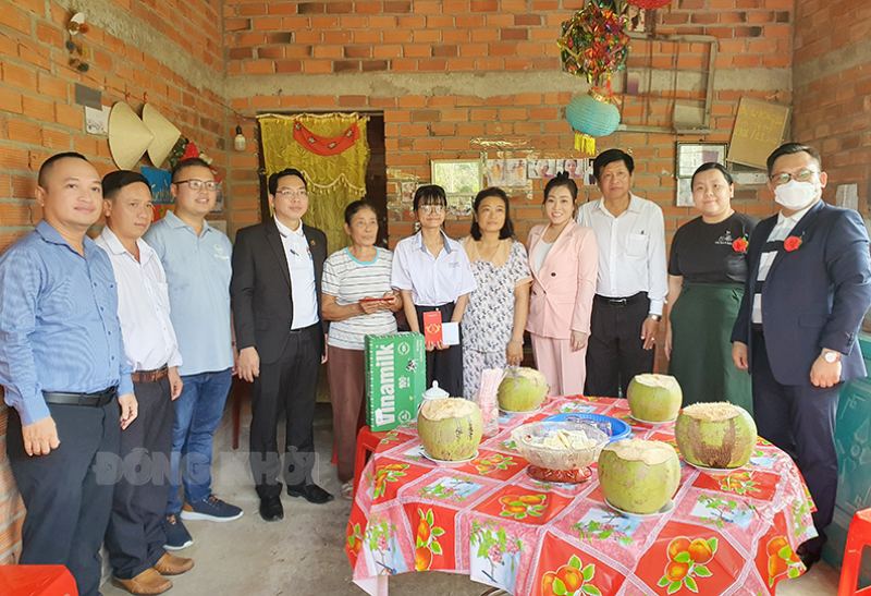 Đại biểu đến thăm, tặng quà cho gia đình học sinh Ngô Thị Cẩm Quệ, Trường THPT Võ Văn Kiệt, huyện Chợ Lách.