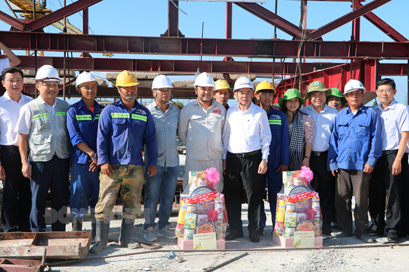 Chủ tịch UBND tỉnh Trần Ngọc Tam cùng đoàn công tác của tỉnh đến thăm và chúc Tết công nhân thi công cầu vượt sông Mỹ Tho.