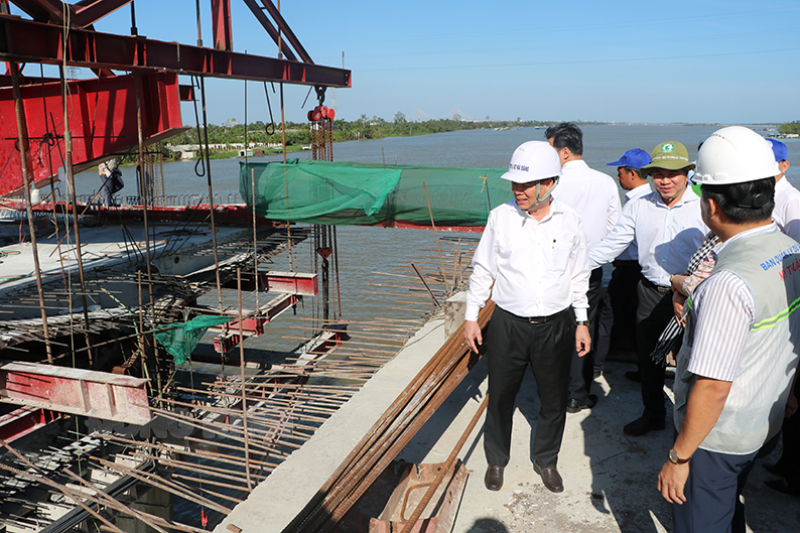 Chủ tịch UBND tỉnh Trần Ngọc Tam đứng trên cầu vượt sông Mỹ Tho thuộc Dự án cầu Rạch Miễu 2.
