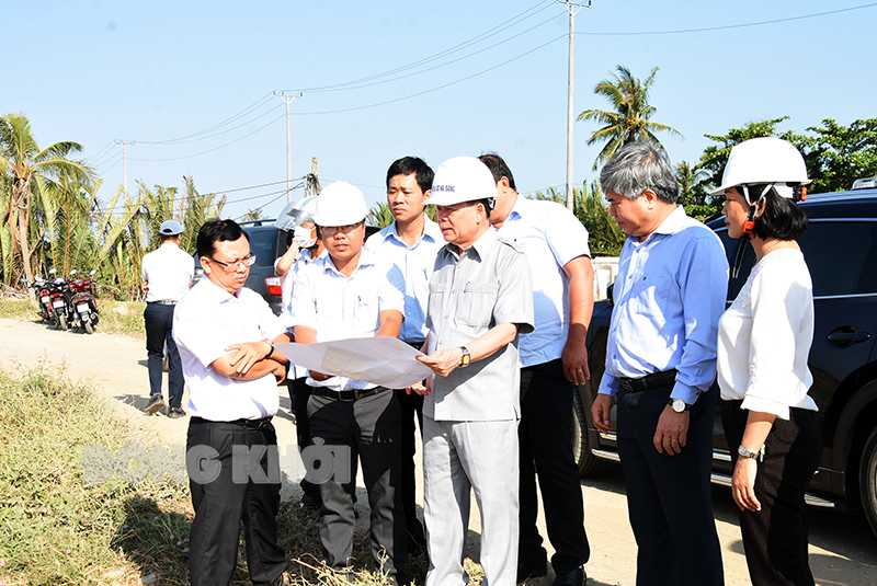 Chủ tịch UBND tỉnh Trần Ngọc Tam khảo sát tiến độ Dự án Đầu tư cơ sở hạ tầng Khu công nghiệp Phú Thuận.