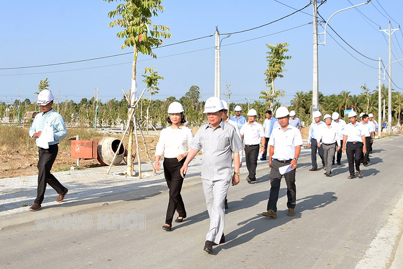 Chủ tịch UBND tỉnh Trần Ngọc Tam khảo sát Dự án Xây dựng cơ sở hạ tầng khu tái định cư phục vụ Khu công nghiệp Phú Thuận.