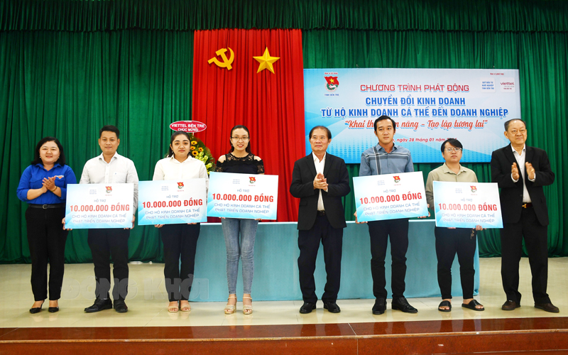 Trao bảng trượng trưng hỗ trợ doanh nghiệp khởi nghiệp.