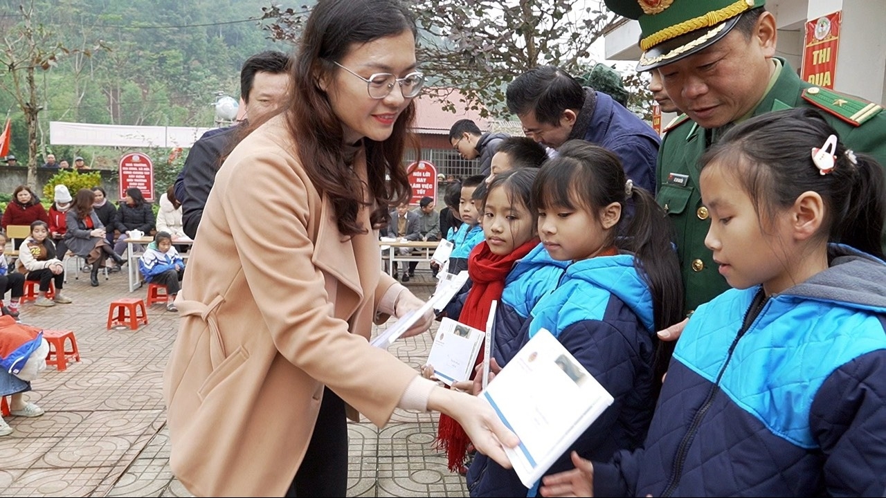 Đoàn Thanh niên PV Power mang "Áo ấm cho em" đến huyện Quế Phong, tỉnh Nghệ An