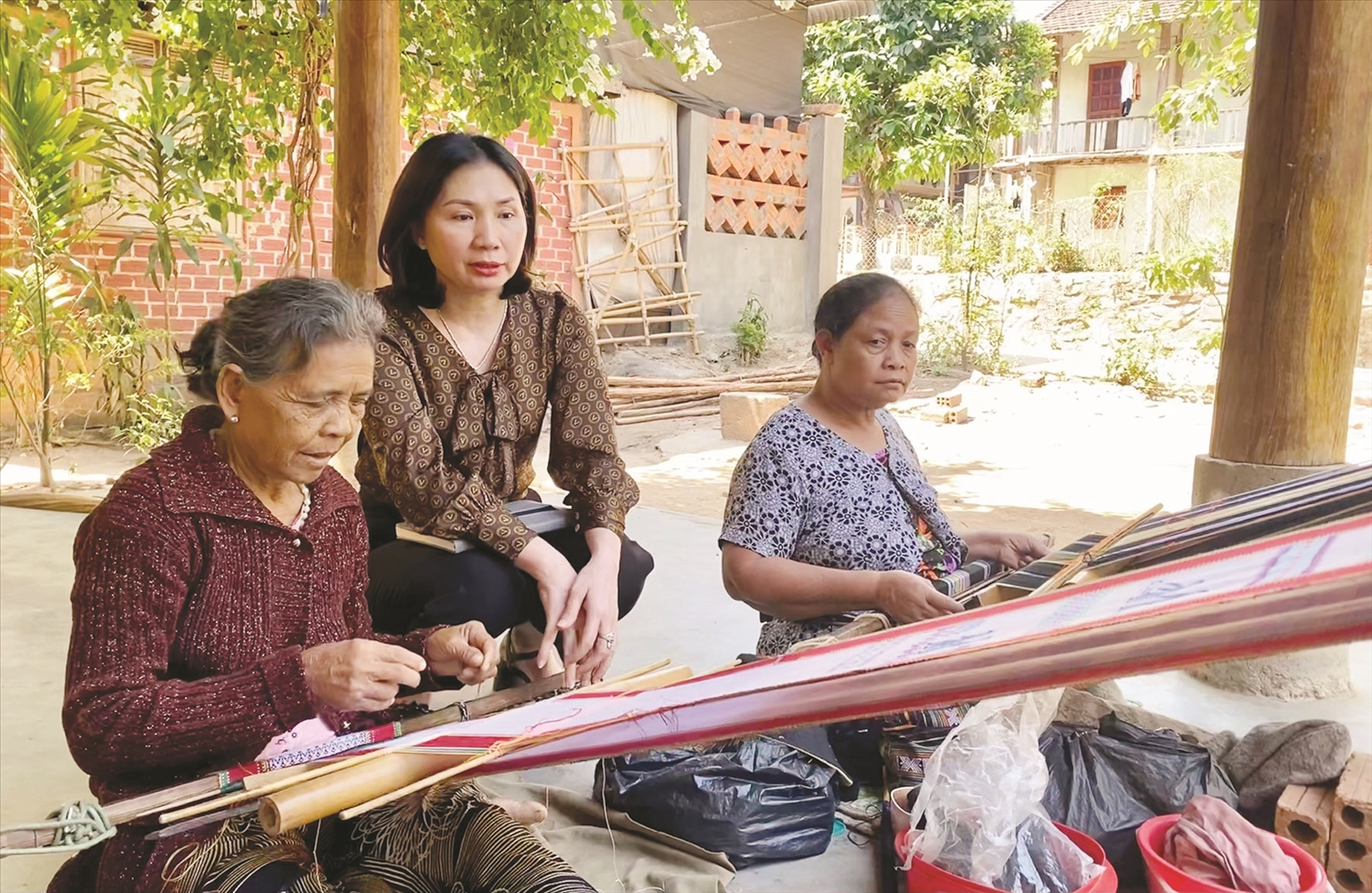 Y Yin - Người “kể chuyện” trên thổ cẩm Ba Na