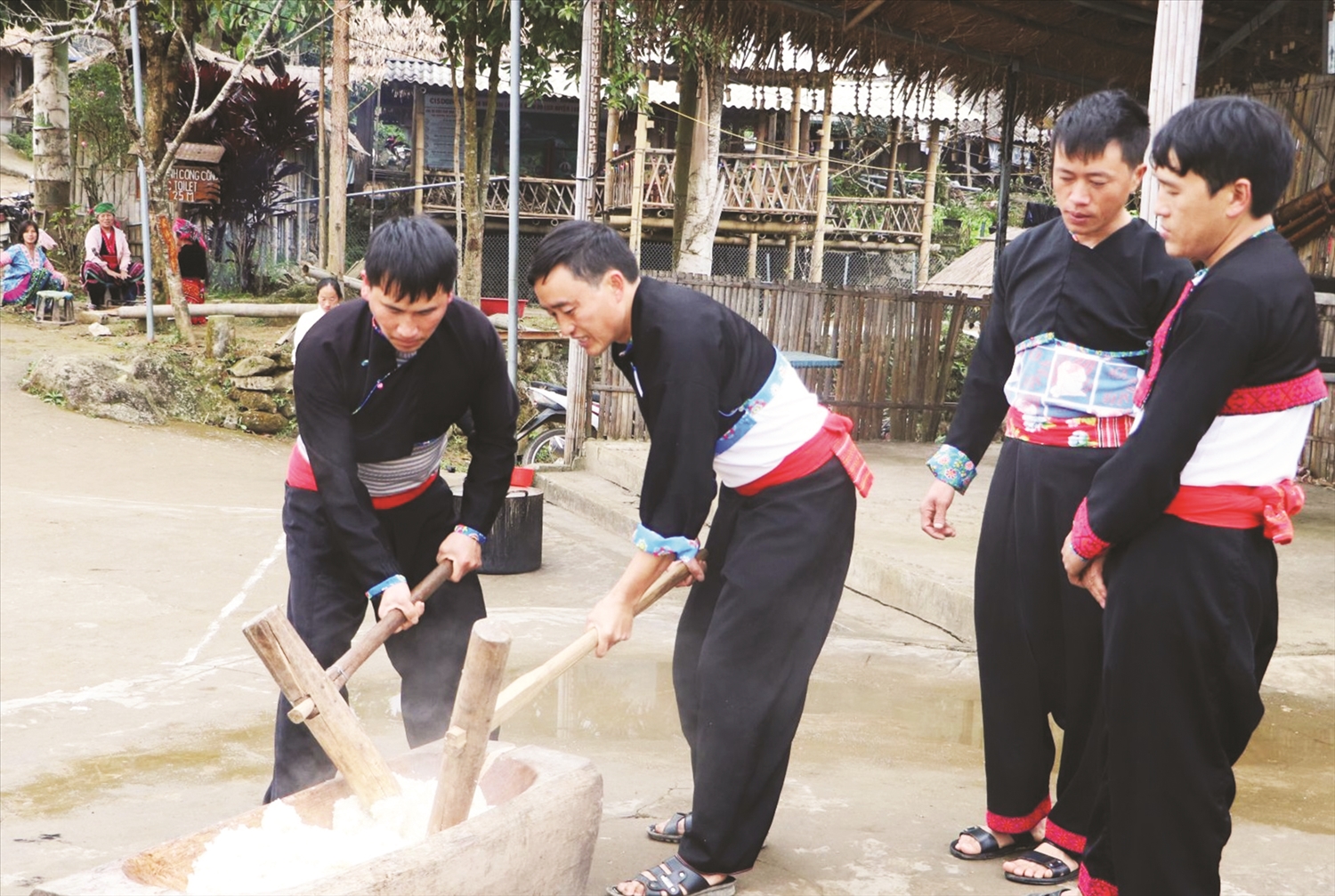 Bánh giầy trong ngày Tết truyền thống của đồng bào Mông