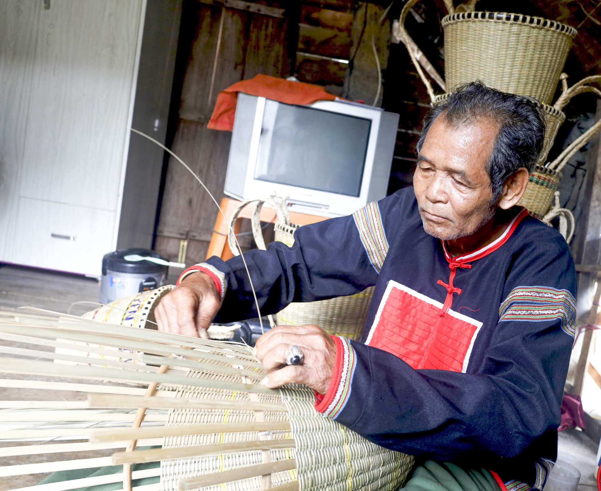 Khánh Hòa: Giữ nghề đan gùi truyền thống