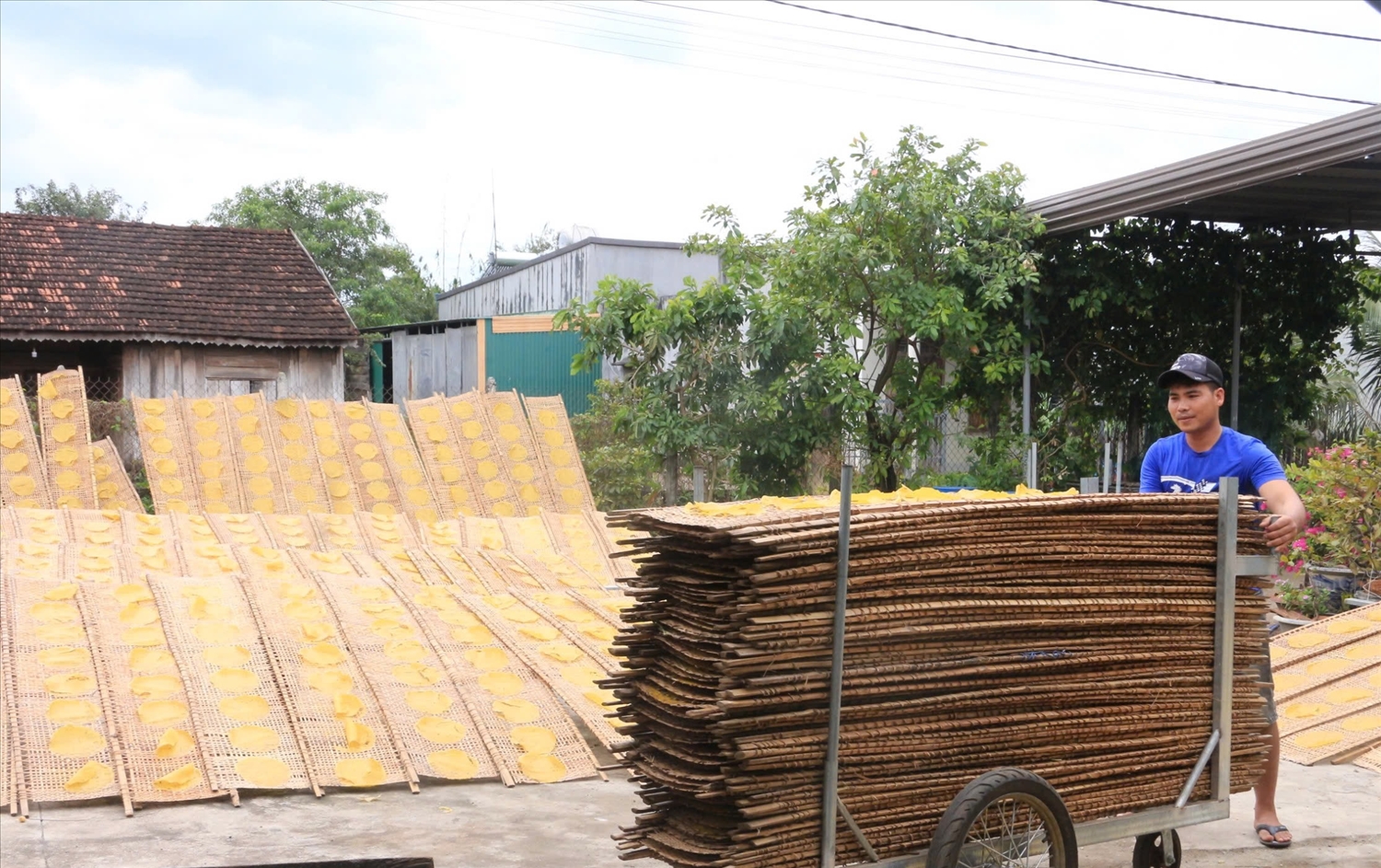 Làng nghề bánh tráng Ea Bar tất bật vào vụ Tết