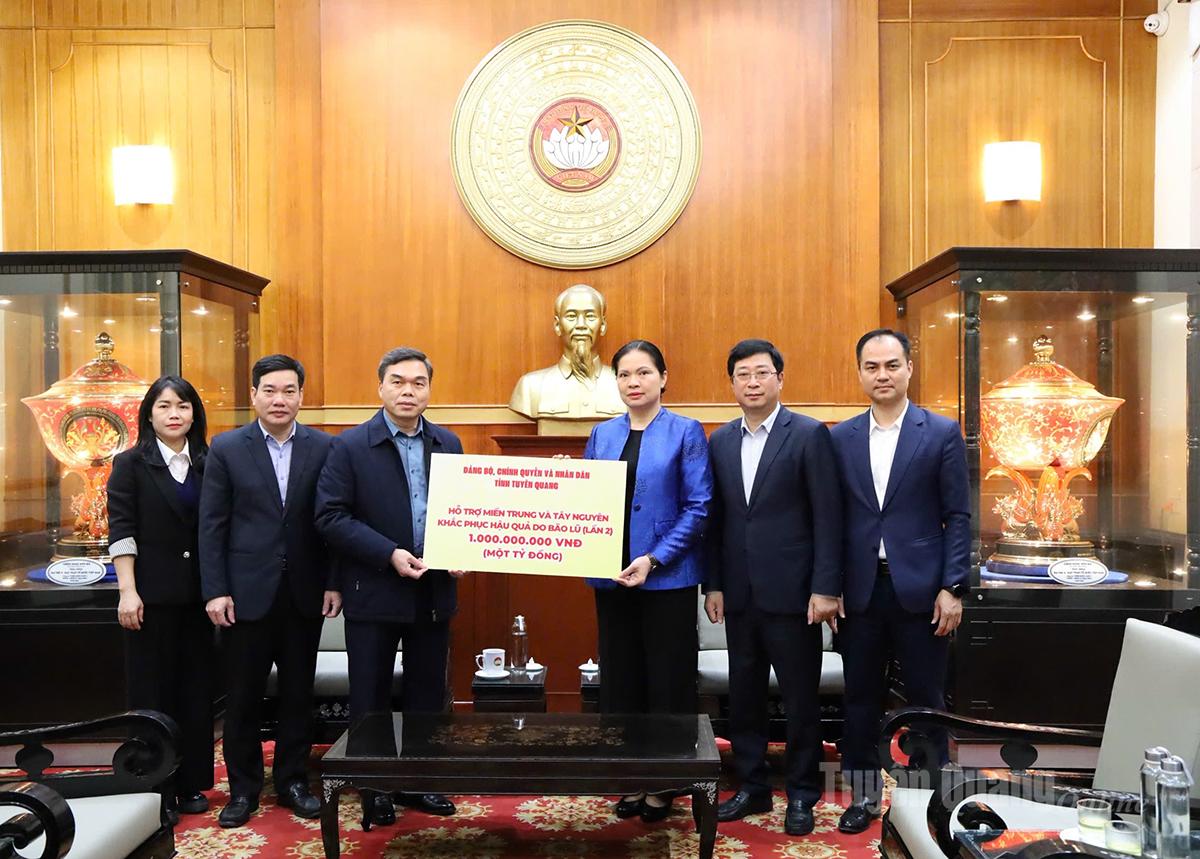 Tuyên Quang trao 1 tỷ đồng hỗ trợ lần 2 cho đồng bào miền Trung, Tây Nguyên