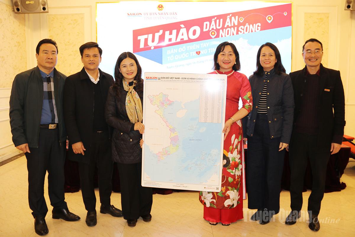 Tuyên Quang: Báo Sài Gòn Giải Phóng trao tặng bản đồ hành chính cấp tỉnh năm 2025