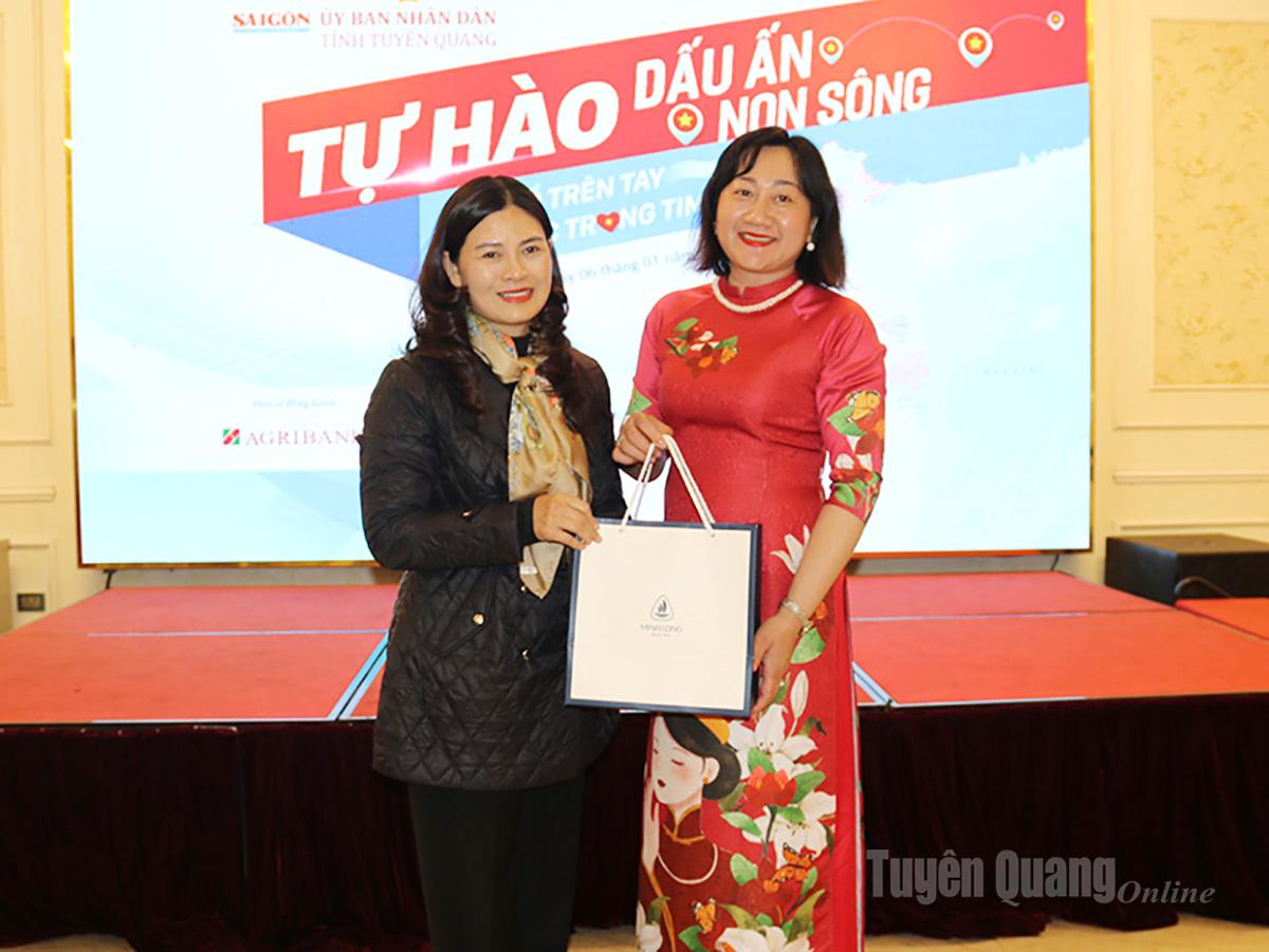 Tuyên Quang: Báo Sài Gòn Giải Phóng trao tặng bản đồ hành chính cấp tỉnh năm 2025