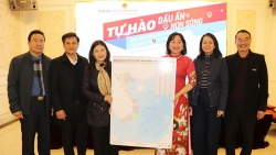 Tuyên Quang: Báo Sài Gòn Giải Phóng trao tặng bản đồ hành chính cấp tỉnh năm 2025