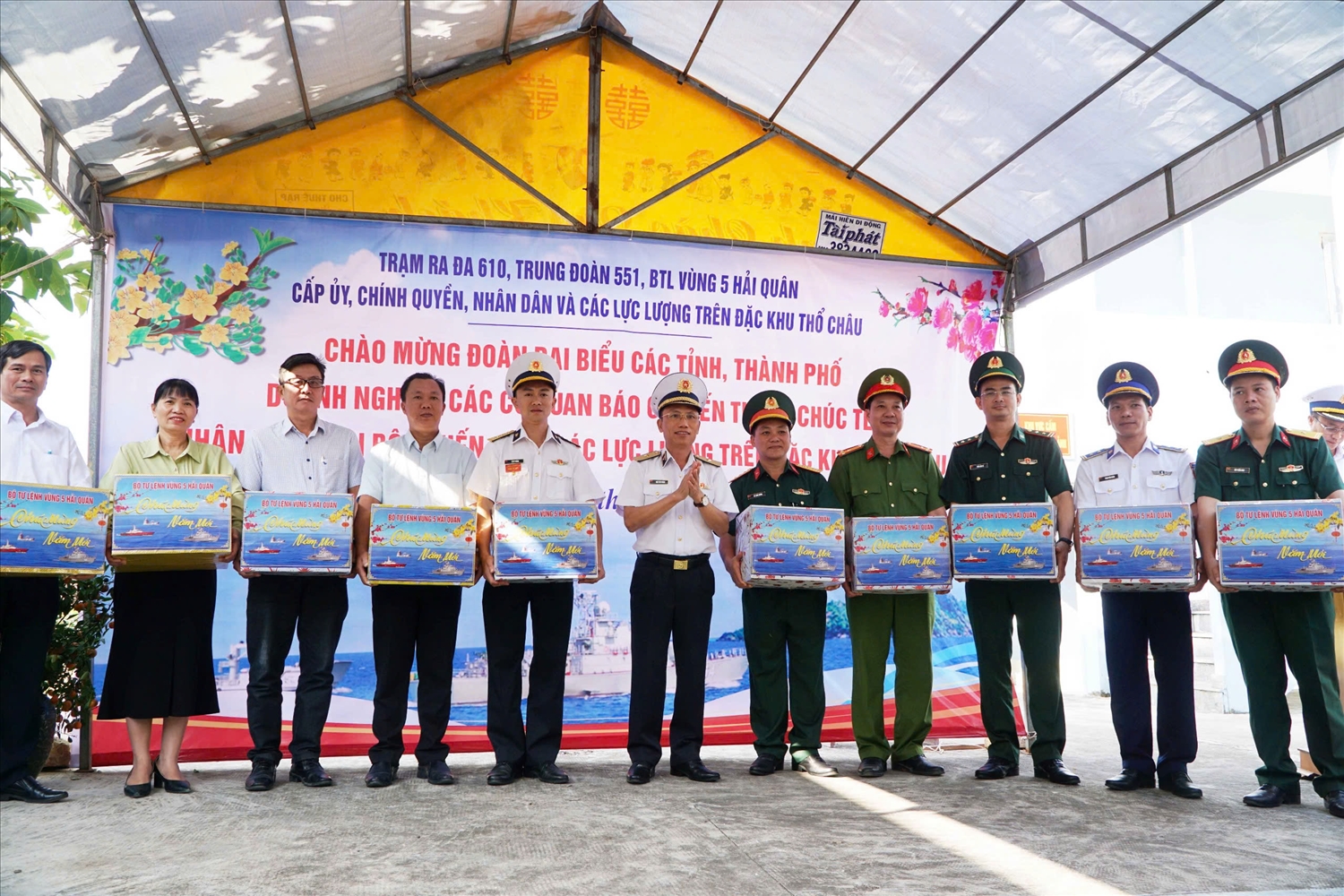 Đón Xuân sớm trên đảo tiền tiêu Thổ Chu