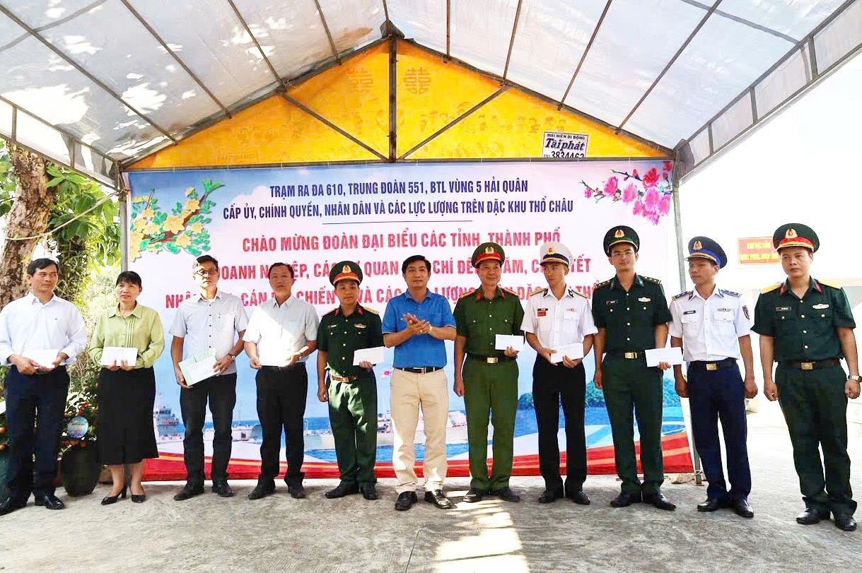 Đón Xuân sớm trên đảo tiền tiêu Thổ Chu