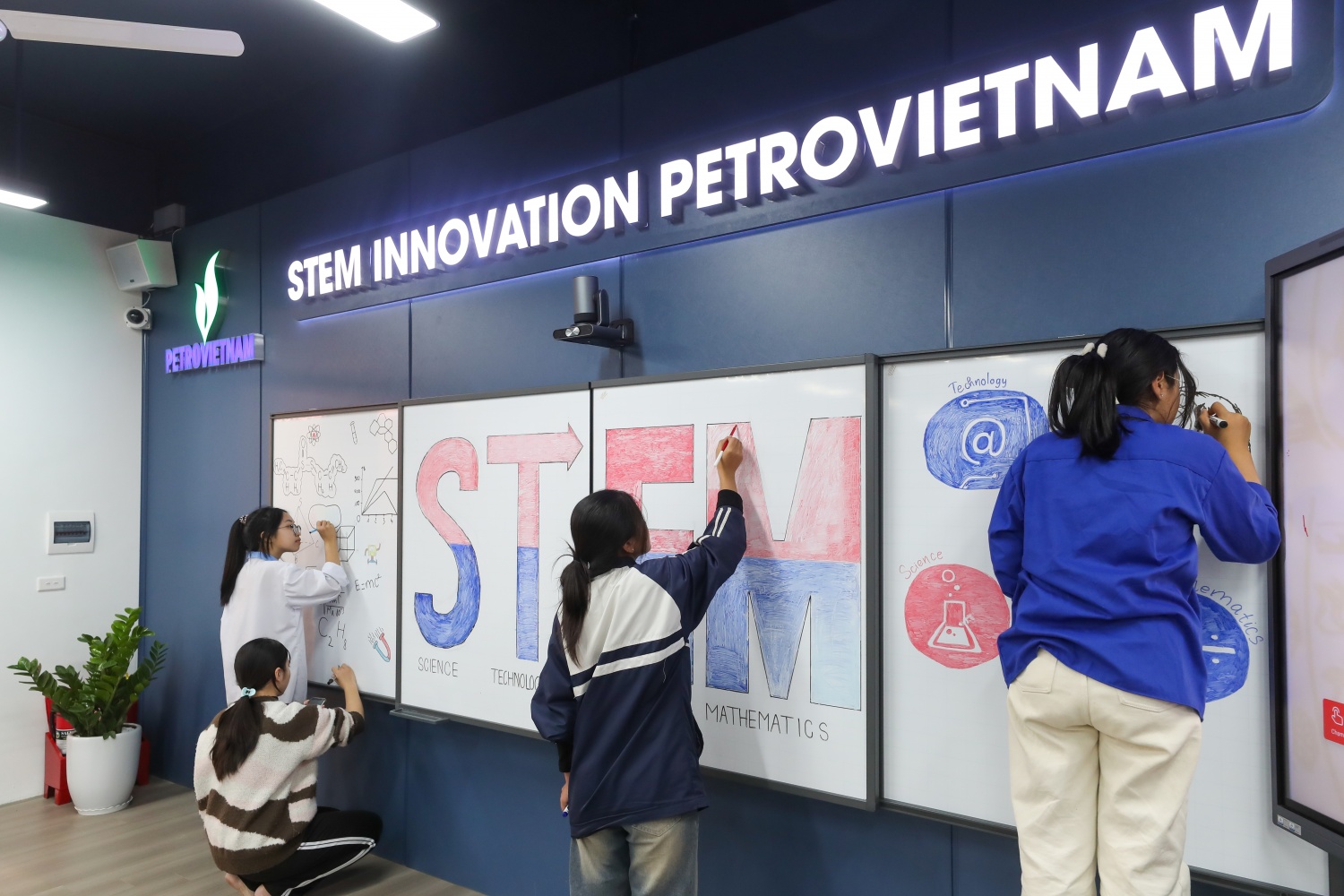 Petrovietnam: Thắp sáng ngọn lửa sáng tạo cho học sinh Phú Thọ