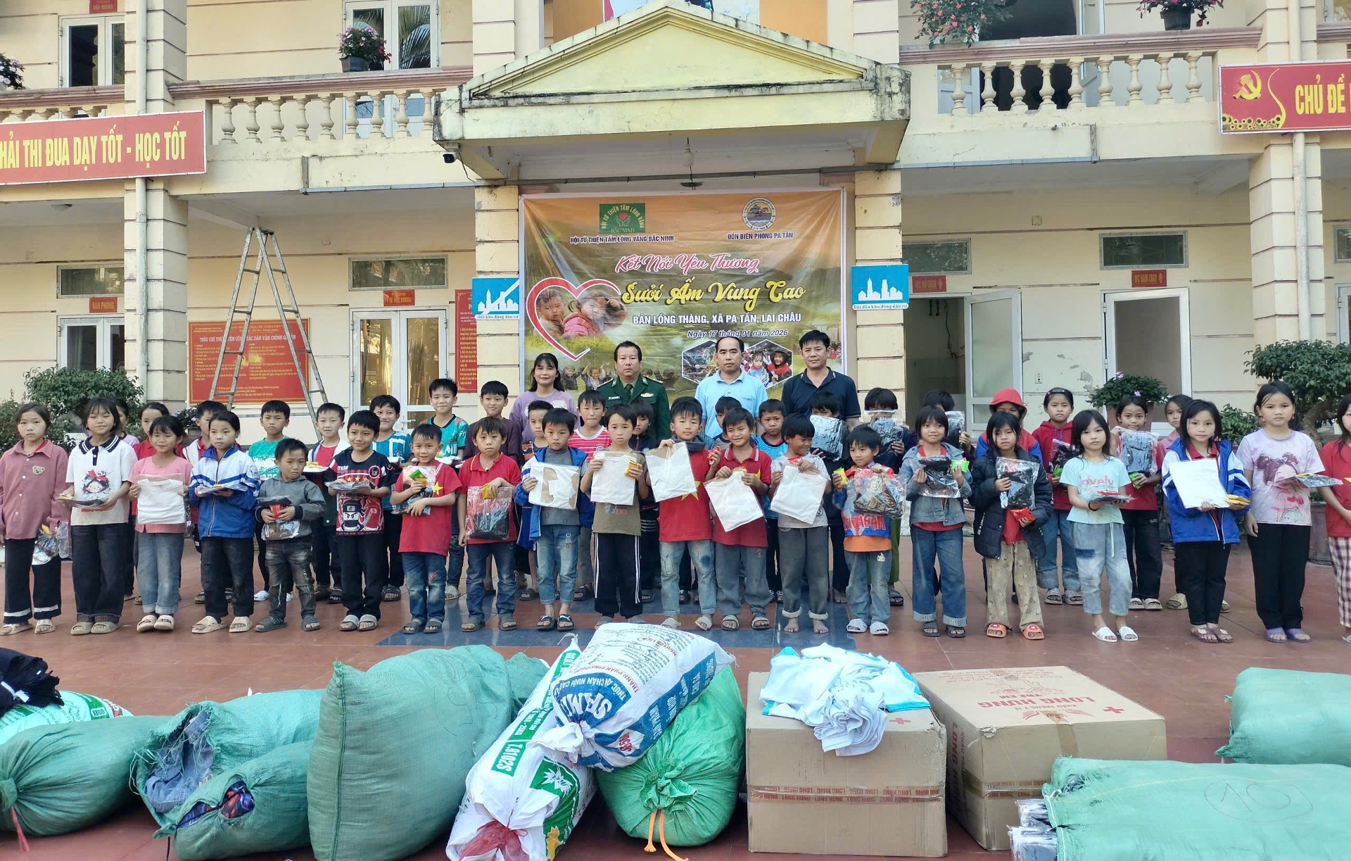 Lai Châu: Tặng quà cho người dân và học sinh bản Lồng Thàng