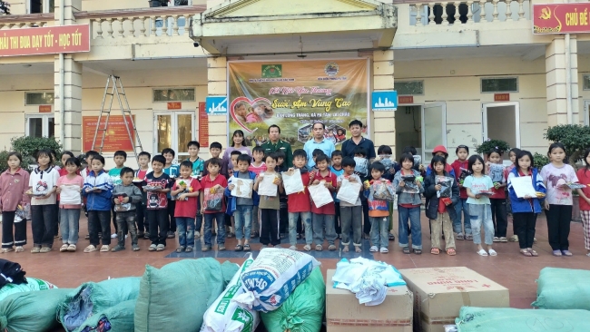 Lai Châu: Tặng quà cho người dân và học sinh bản Lồng Thàng