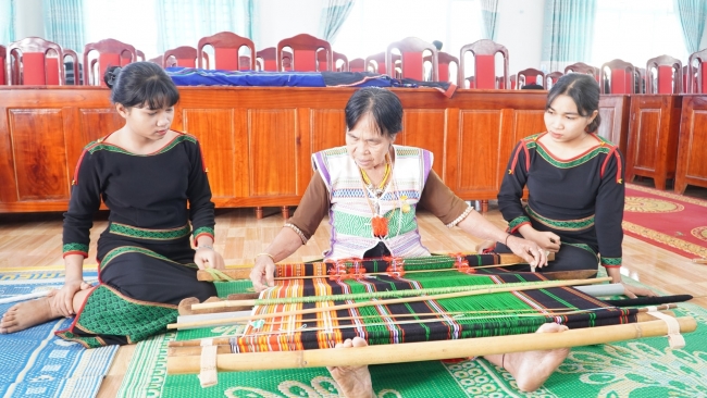 Lâm Đồng: Người Mạ âm thầm giữ nghề dệt thổ cẩm