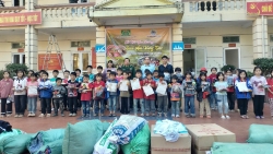 Lai Châu: Tặng quà cho người dân và học sinh bản Lồng Thàng