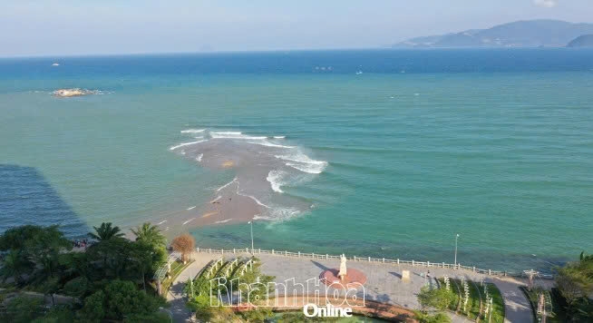 Khánh Hòa: Dải cát dài nổi lên ở biển Nha Trang