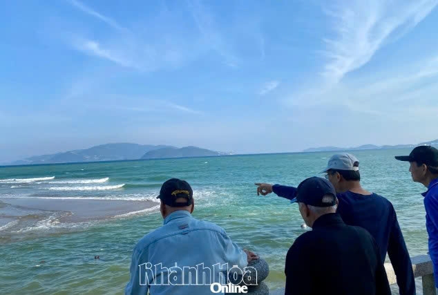 Khánh Hòa: Dải cát dài nổi lên ở biển Nha Trang