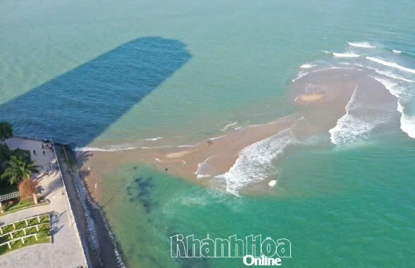 Khánh Hòa: Dải cát dài nổi lên ở biển Nha Trang
