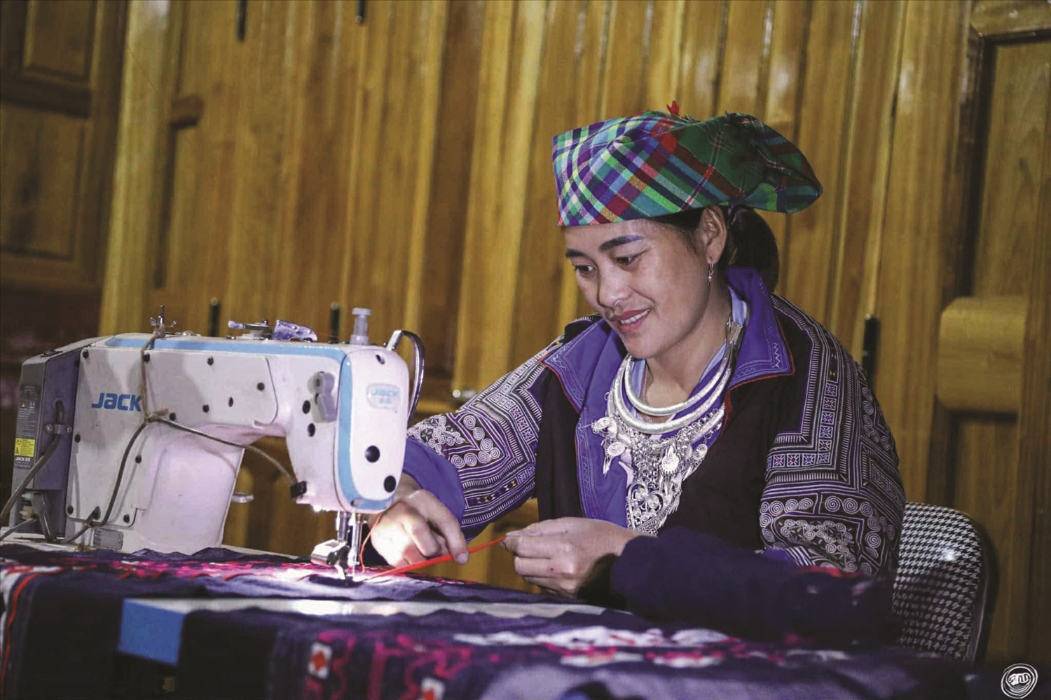 Người Mông bền bỉ bảo tồn trang phục truyền thống