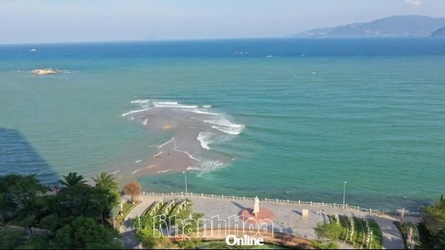Khánh Hòa: Dải cát dài nổi lên ở biển Nha Trang